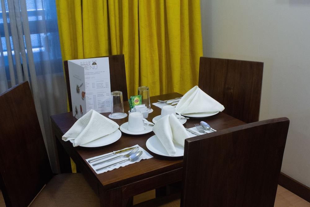 The Malayan Plaza Hotel Pasig City Extérieur photo